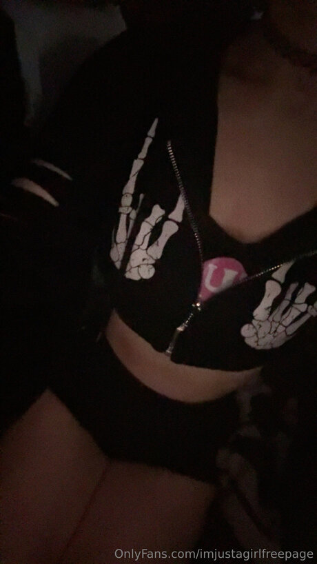 Imjustagirlfreepage nude model images