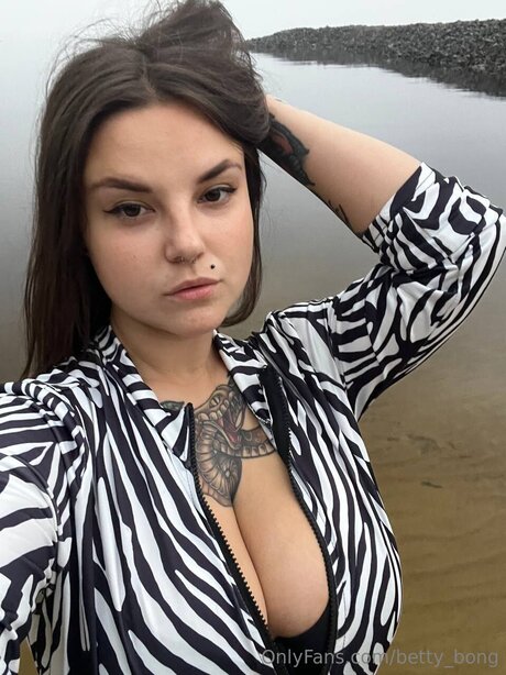 Betty Bong star beautiful picture