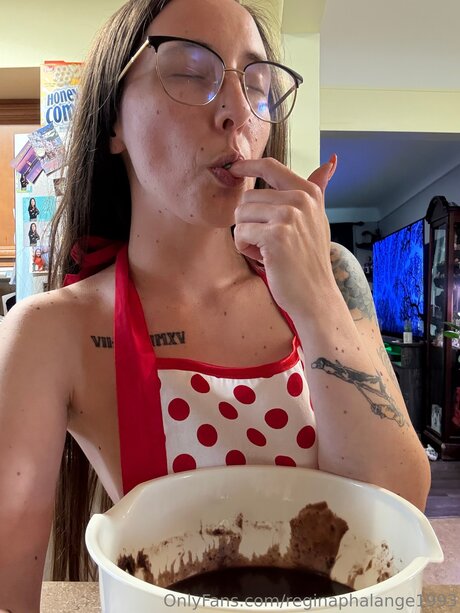 Reginaphalange1993 model free photo