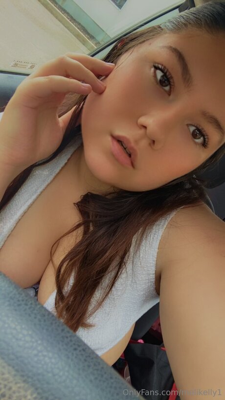 Melikelly1 naked model pics