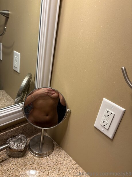 Hoezy69 erotic pornstar photo