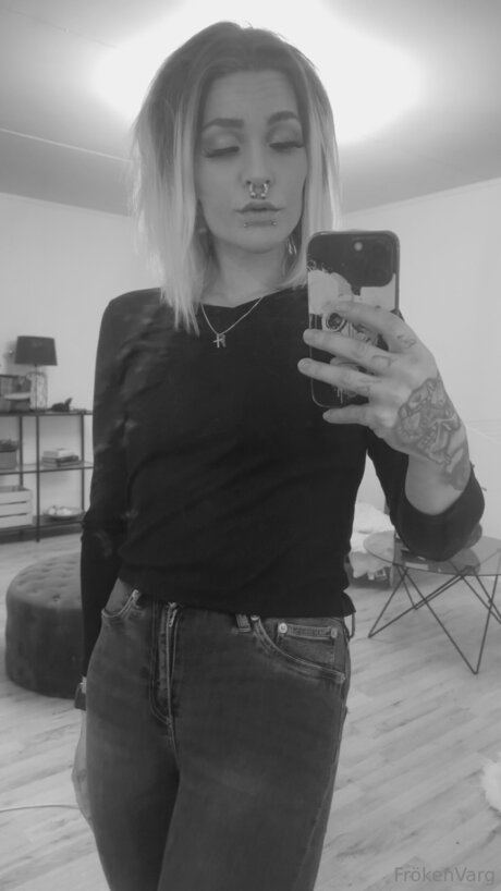 Frokenvarg model adult archive