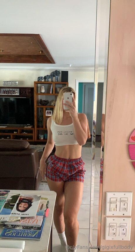 Gigixfullbody top model pic