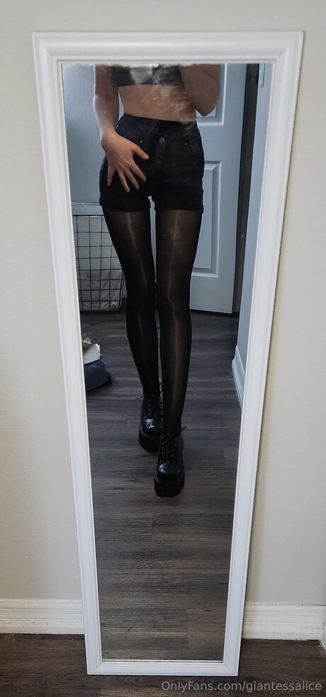 Giantessalice model free photos