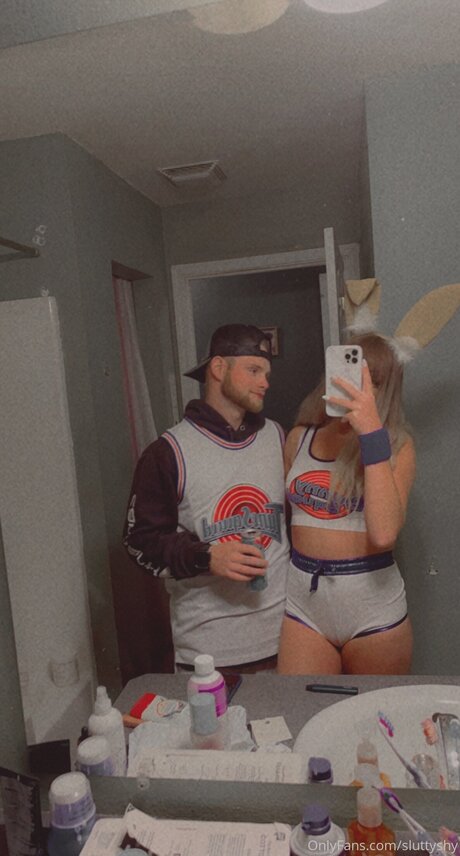 Sluttyshy naked pornstar pic