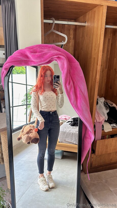 Alesanaa star nudes picture