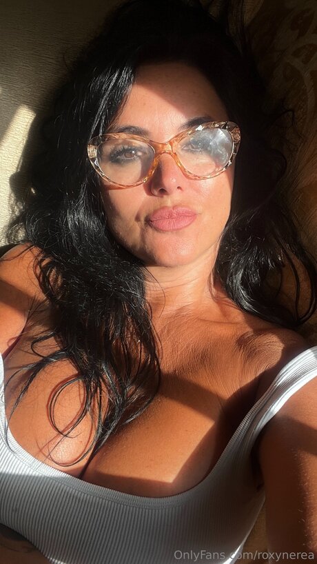 Roxynerea model pornographic pics