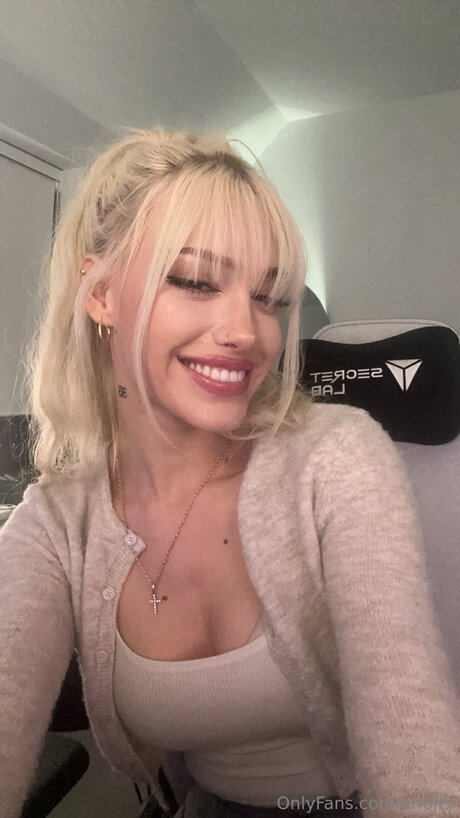 Arioftv best model pics