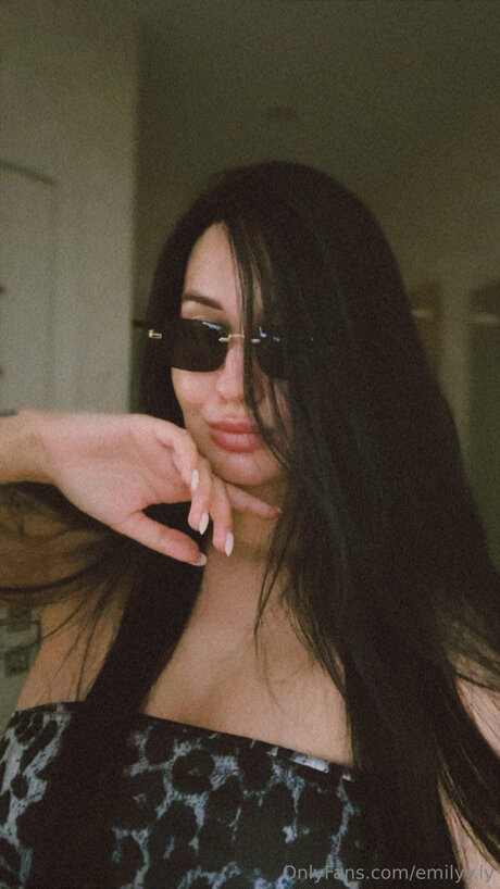 Emilyy Ly hd actress pic