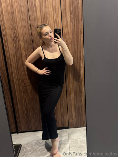 Amelieeluv pornstar naked photo