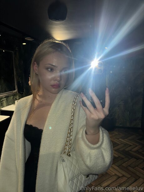 Amelieeluv xxx pornstar picture