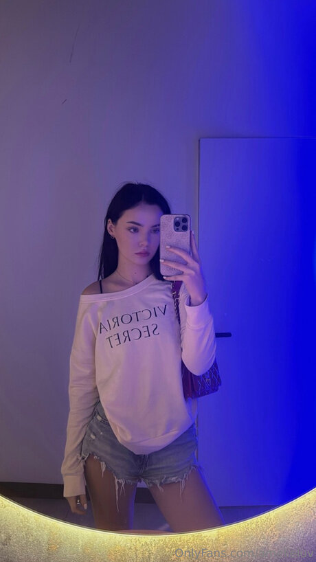 Amelieeluv nude pornstar photo