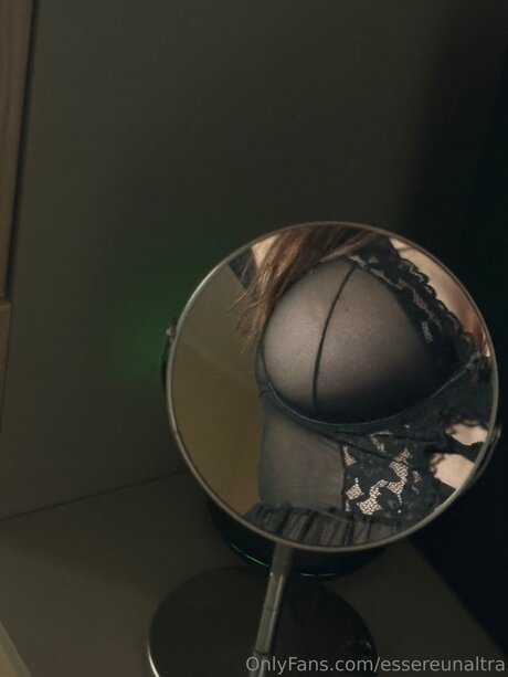 Essereunaltra model high quality image