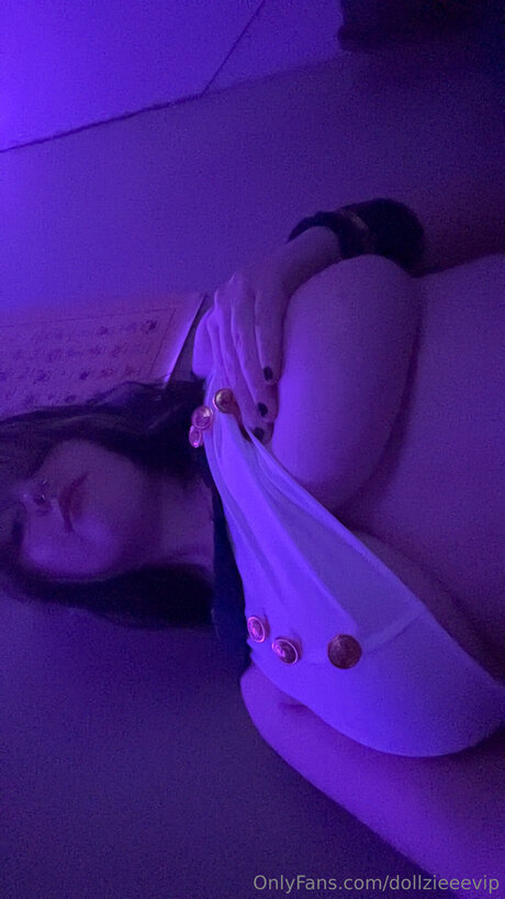 Dollzieeevip pornographic star photo