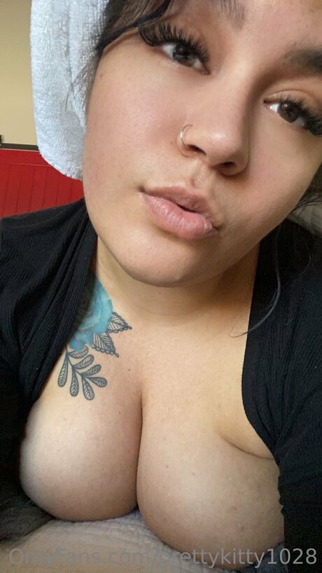 Prettykitty1028 model nude photo