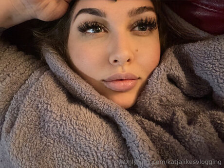 Katjalikesvlogging sexy actress photo