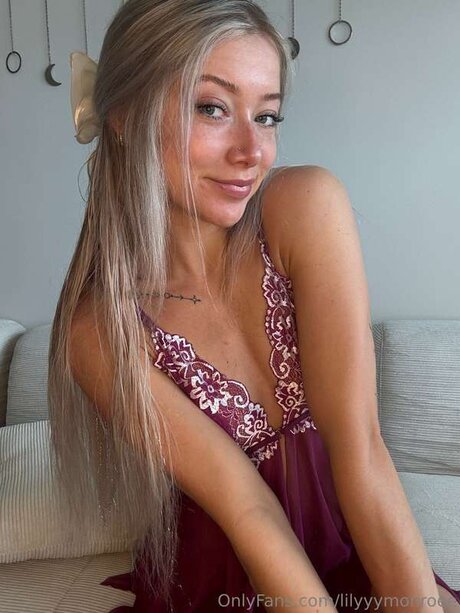 Lilyyymonroee adult model pictures
