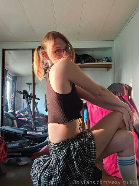 Sexy Tullips model nude archive