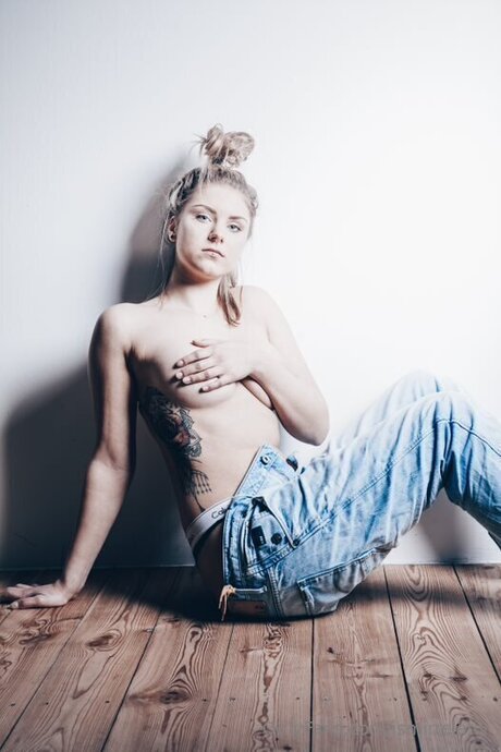 Ismirrelativ model art image