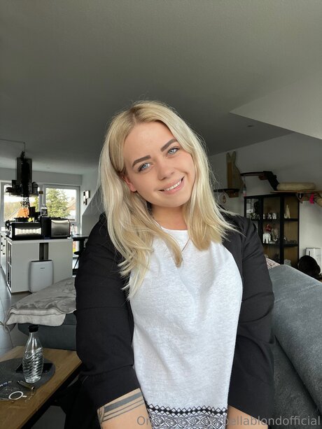 Bellablondofficial erotic model photo