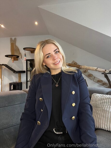 Bellablondofficial adult star pic