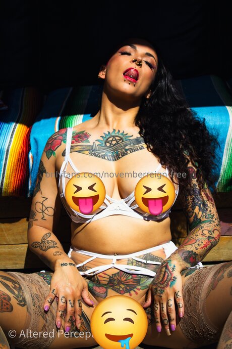 Novemberreign Free naked model pictures