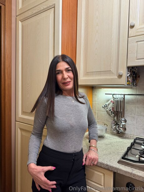 Mammacinzia model exclusive image