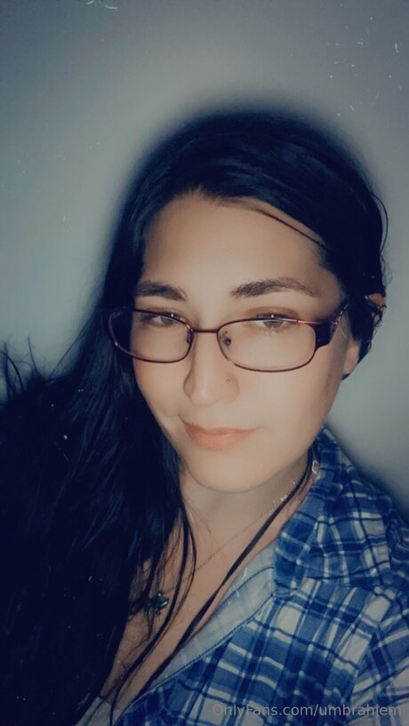 Umbrahiem pretty model pics