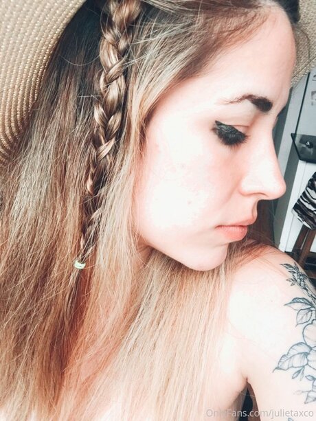 Aliceayress nude model pic