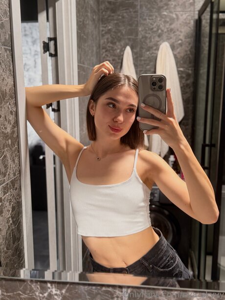 Eva Skyyy model adult image