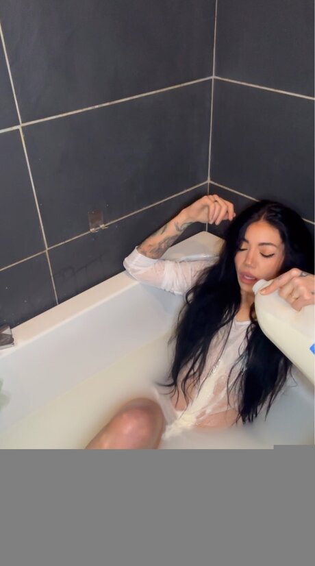 Twisted Gem naked model picture