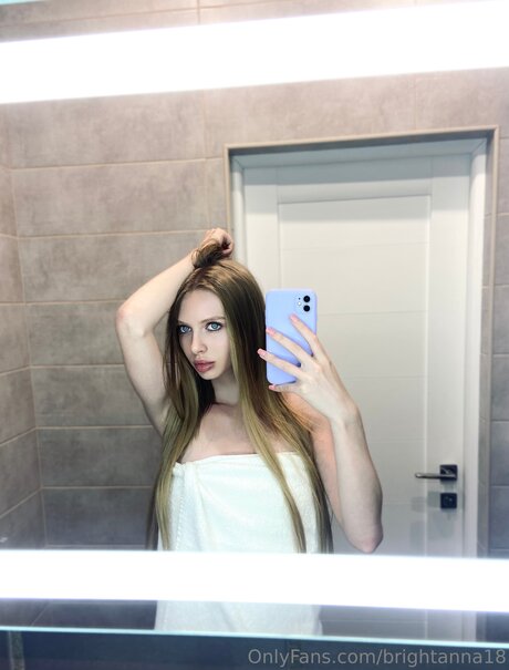Brightanna18 model erotic picture