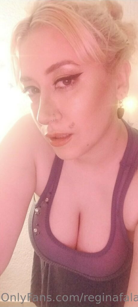 Reginafalange nude star photo