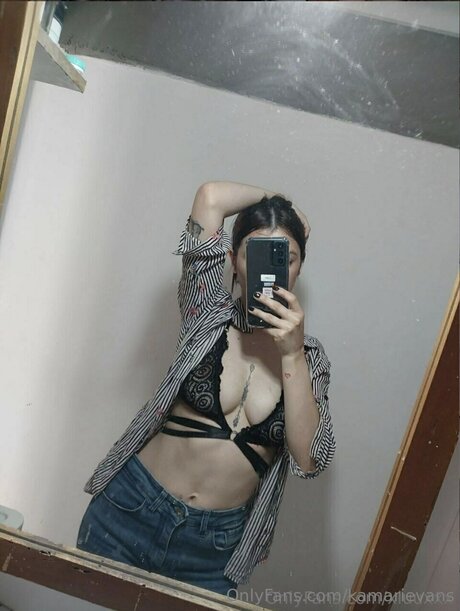 Kamarievans hot actress image