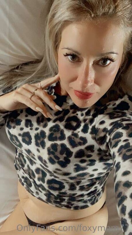 Foxymom77 model high quality pictures
