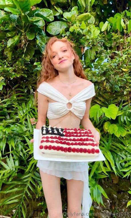 Redginger018 art star photo