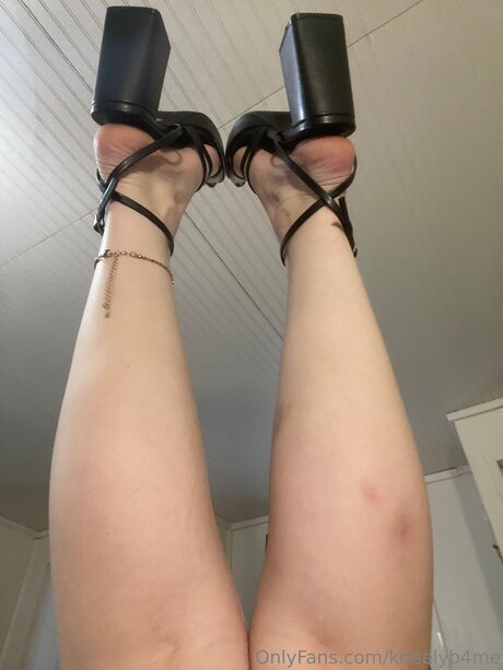 Kneelyb4me sex pornstar img