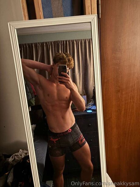 Sneakkysam nude model images