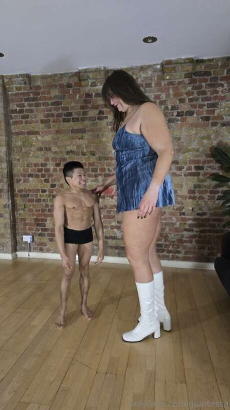 Giantessa star nudes gallery