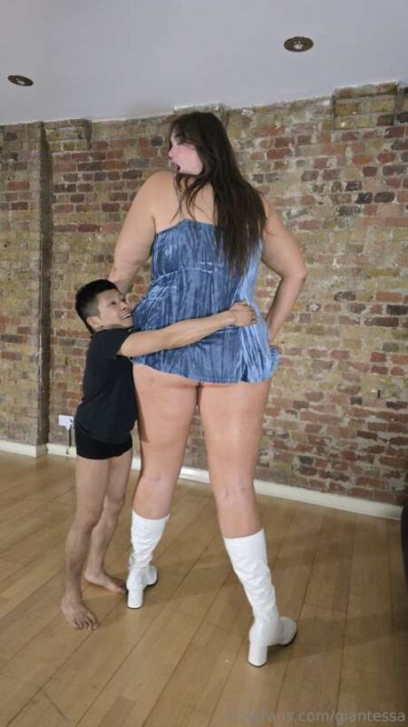 Giantessa star nude images