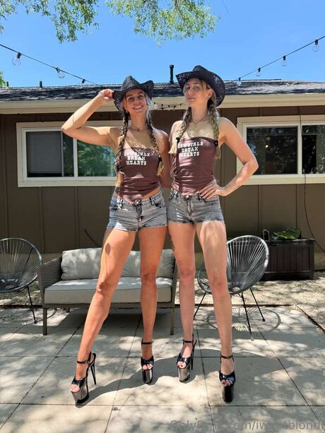 Iwantblondi star art image