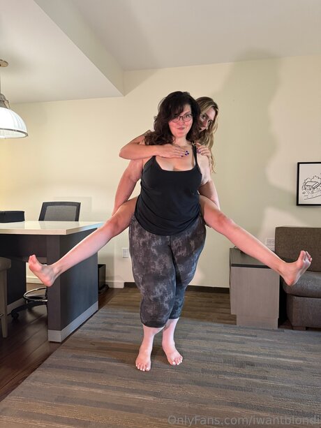 Iwantblondi free pornstar photo