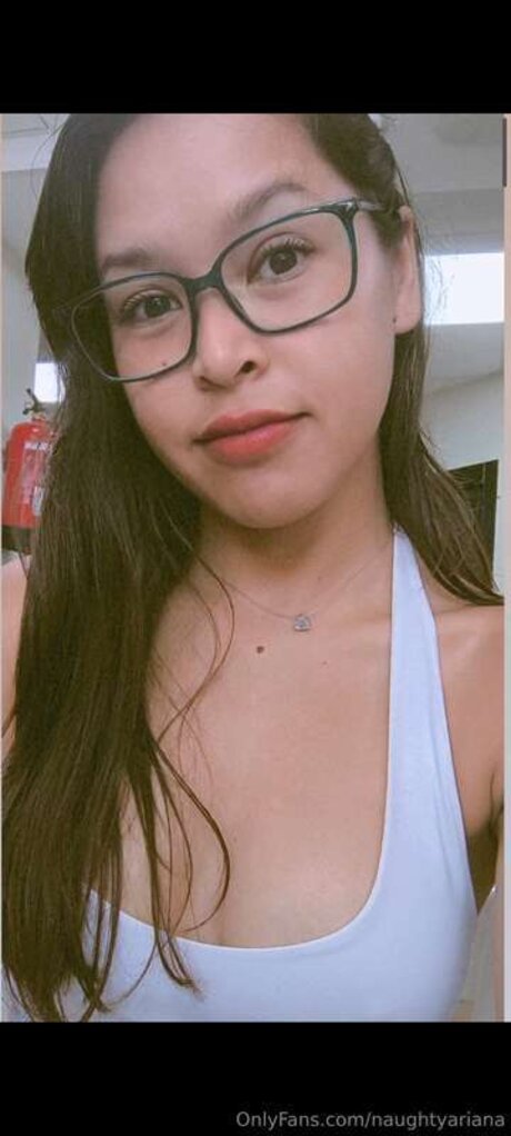 Naughtyariana top model pictures