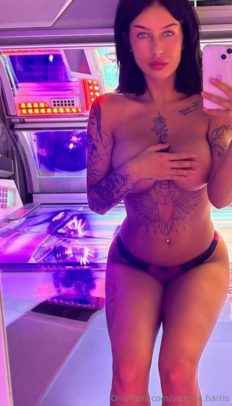 Victoriaharris1 model adult image