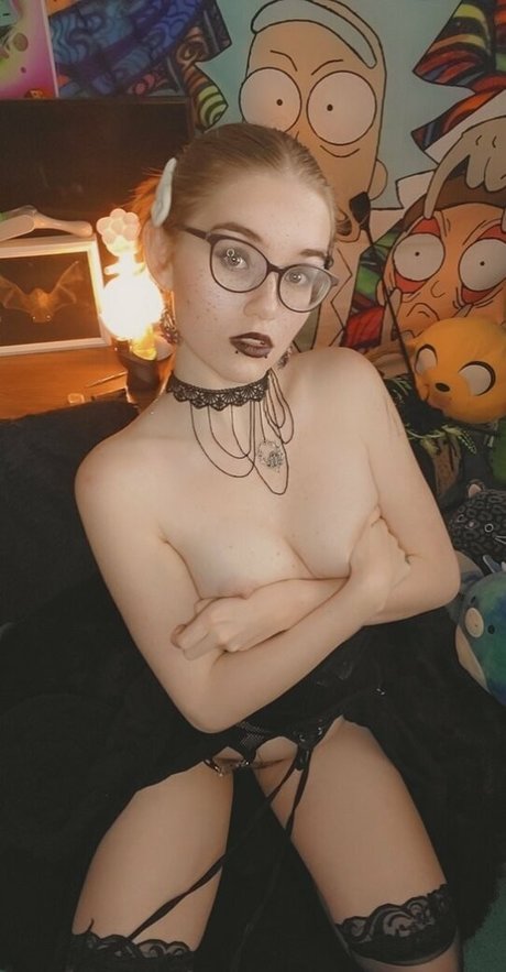 izzy hellbourne adult star image