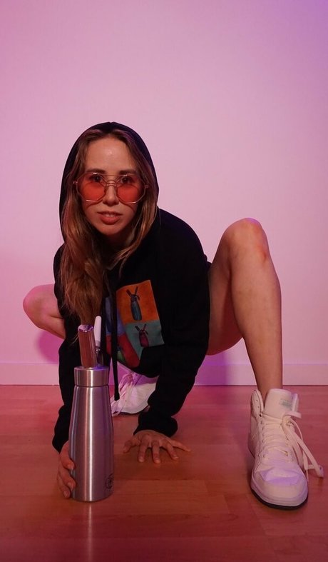 jackiehoff model top image