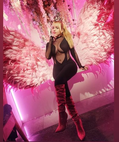 Luana88chloe model sexy pics