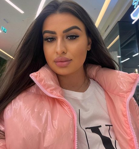 _b miruna model hot picture