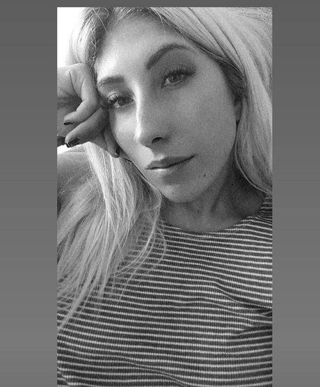 angelbetween erotic star photo