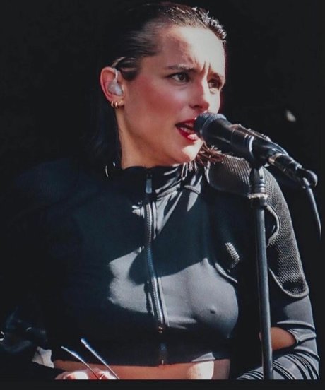 Jehnny Beth star free photos